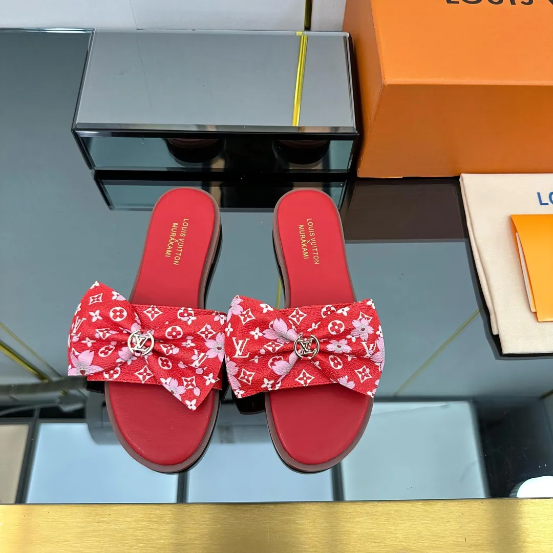 👟👟Ex-factory price 280👟👟 (available all year round) ❥V’s latest popular special material lock it series lock mop, super heavy industry launches! The golden lock on the toe is engraved with the LV letters logo 🔸Number of sizes 34-42) Welcome new and old customers to place orders in the picture above.